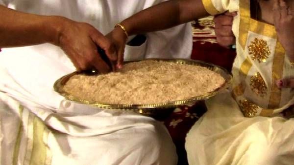 ഇന്ന് വിദ്യാരംഭം: വിജയദശമി ദിനത്തില്‍ അറിവിന്റെ ആദ്യാക്ഷരം കുറിച്ച് കുരുന്നുകള്‍