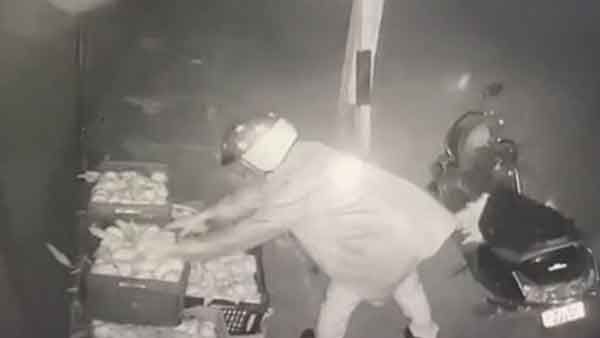 ഡ്യൂട്ടി കഴിഞ്ഞ് പോകവെ മാമ്പഴം മോഷ്ടിച്ച് പൊലീസുകാരന്‍; കുടുക്കിയത് സിസിടിവി