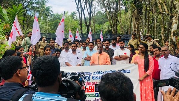 പേരാമ്പ്രയിലും ആള്‍ദൈവം: വിവാദ കേന്ദ്രം അടച്ചുപൂട്ടണമെന്ന് ആവശ്യപ്പെട്ട് ഡിവൈഎഫ്ഐ മാർച്ച്