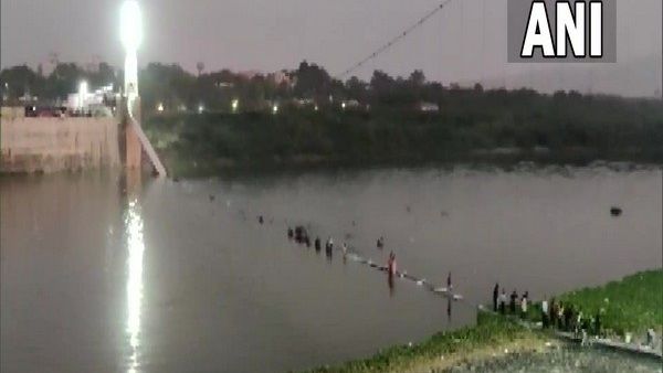 ഗുജറാത്തിലെ മോര്‍ബിയില്‍ തൂക്കുപാലം തകര്‍ന്ന് വീണു: 32 മരണം, നൂറിലേറെ പേര്‍ പുഴയില്‍ വീണു