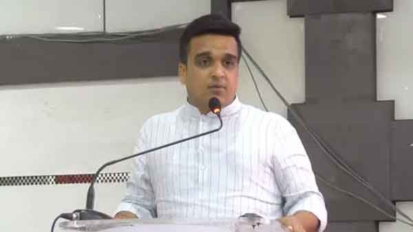 ഹെല്‍മറ്റും ലൈസന്‍സുമില്ലെങ്കിലും പിഴയില്ല, ഉപദേശം മാത്രം; വിചിത്ര പ്രഖ്യാപനവുമായി ഗുജറാത്ത് ആഭ്യന്തരമന്ത്രി