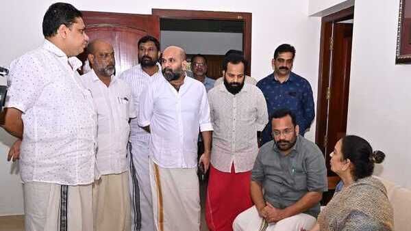 കോടിയേരിയുടെ തലശേരിയിലെ വീട്ടിലേക്ക് ജനപ്രവാഹം