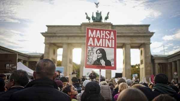 മഹ്‌സ അമിനിയുടെ സ്മാരകത്തിന് സമീപം പ്രതിഷേധക്കാരുമായി ഇറാനിയന്‍ സുരക്ഷാ സേനയുടെ ഏറ്റുമുട്ടല്‍