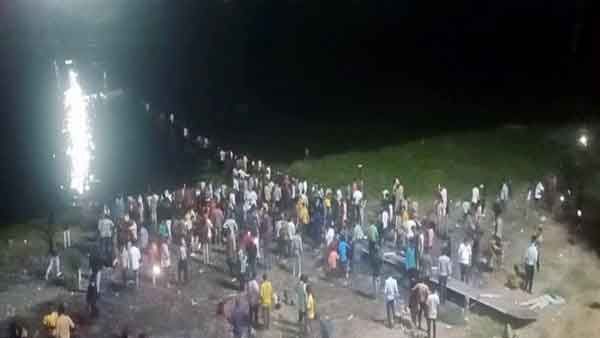 'ചില ആളുകള്‍ മനഃപൂര്‍വ്വം പാലം കുലുക്കി'; അപകടത്തില്‍ നിന്ന് തലനാരിഴക്ക് രക്ഷപ്പെട്ട കുടുംബം പറയുന്നു