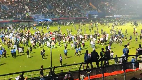 ഫുട്ബോള്‍ മത്സരത്തിന് പിന്നാലെ ആരാധകർ ഗ്രൗണ്ടിലേക്ക് ഇരച്ചുകയറി, 127 മരണം