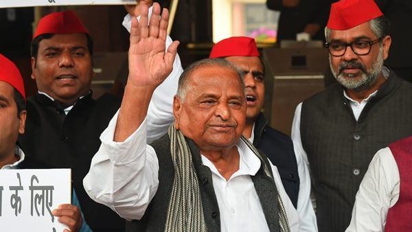 വീട് പോലുമില്ല, ഉറക്കം ധാബകളില്‍, ആരുമറിയാത്ത മുലായത്തിന്റെ ജീവിതം; 'മൗലാന'യായി ഉയര്‍ന്ന നേതാജി