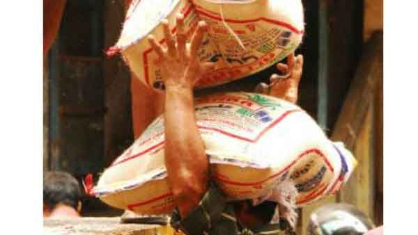 ചുമട്ടുതൊഴിലാളികളുടെ പിടിവാശി; തറയോട് പാക്കറ്റുകള്‍ ഒറ്റക്ക് ലോറിയില്‍ നിന്നിറക്കി വീട്ടമ്മ