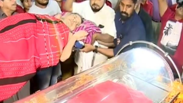 പ്രിയപ്പെട്ട സഖാവിനെ ഒരു നോക്കുകാണാന്‍ പുഷ്പനെത്തി; കണ്ണീരോടെ വിട, വികാരനിര്‍ഭര കാഴ്ച