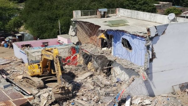 ഗർബ ചടങ്ങിനിടെ കല്ലെറിഞ്ഞെന്ന് ആരോപണം; മൂന്ന് പേരുടെ വീട് തകർത്ത് പോലീസ്