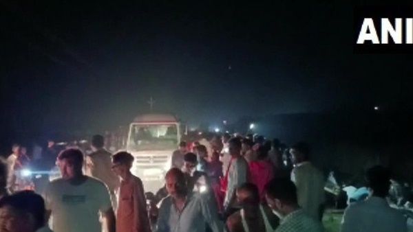 യുപി നടുങ്ങിയ രാത്രി: ട്രാക്ടർ കുളത്തിലേക്ക് മറിഞ്ഞ് 26 മരണം, പിന്നാലെ വീണ്ടും അപകടം