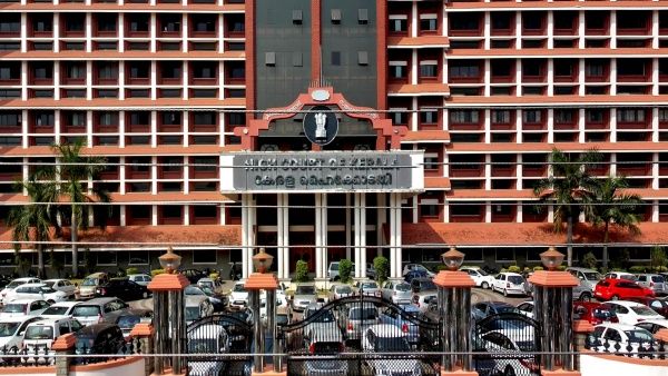 കനത്ത തിരിച്ചടി: കണ്ണൂര്‍ വി.സി അനുമതി നല്‍കിയ കോളേജിന്റെ എന്‍.ഒ.സി ഹൈക്കോടതി റദ്ദാക്കി