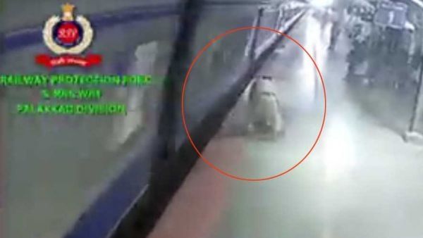 ട്രെയിനില്‍ കയറാന്‍ ശ്രമിക്കവെ പെണ്‍കുട്ടി തെറിച്ചുവീണു; പിന്നീട് സംഭവിച്ചത് ഇങ്ങനെ, വീഡിയോ വൈറല്‍