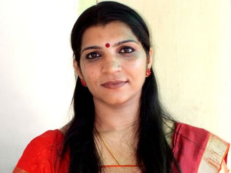 പഴയ സരിതയാകാൻ ഇനി പറ്റില്ല, ജീവൻ പിടിച്ച് നിർത്താൻ നോക്കുന്നു, കാലുകളുടെ ചലനം നഷ്ടമാകുന്നെന്ന് സരിത