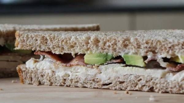 സാൻഡ്‌വിച്ച് തുറന്നപ്പോള്‍ പാക്കറ്റില്‍ പച്ചത്തെറി; കലിപിടിച്ച് യുവതി; കാരണം കേട്ട് കിളിപോയി