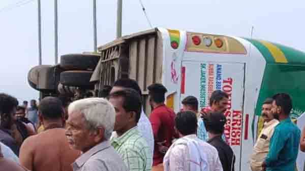 ശബരിമല തീര്‍ത്ഥാടകര്‍ സഞ്ചരിച്ച വാഹനം മറിഞ്ഞു, 18 പേര്‍ക്ക് പരിക്ക്