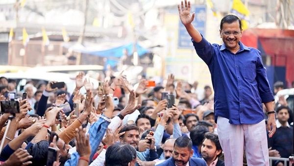 ഗുജറാത്തിൽ കെജ്രിവാളിന്റെ റോഡ് ഷോയിൽ മോദിക്ക് മുദ്രാവാക്യം വിളി, കെജ്രിവാളിന്റെ പ്രതികരണമിങ്ങനെ