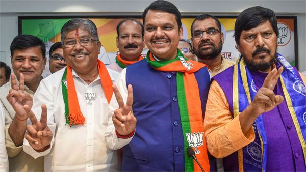 സവര്‍ക്കറെ കുറിച്ച് ഗാന്ധി പറഞ്ഞത് വായിക്കൂ; രാഹുല്‍ ഗാന്ധിയോട് ദേവേന്ദ്ര ഫട്‌നാവിസ്