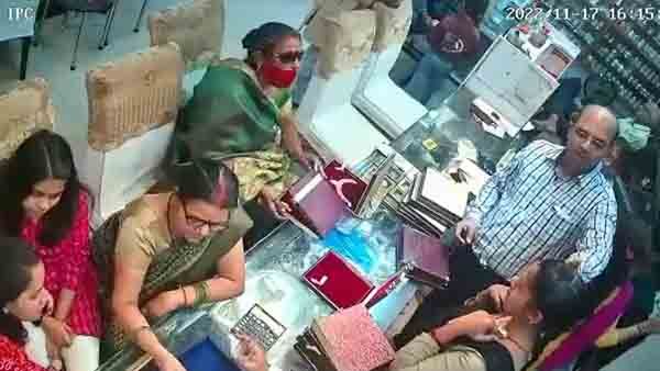 അപാര ധൈര്യം തന്നെ..!! ജ്വല്ലറിയില്‍ നിന്ന് ലക്ഷങ്ങള്‍ വിലയുള്ള നെക്ലേസ് മോഷ്ടിച്ച് സ്ത്രീ, ദൃശ്യങ്ങള്‍ പുറത്ത്