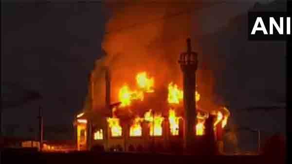 നിമിഷനേരം കൊണ്ട് എല്ലാം കത്തിച്ചാമ്പലായി; ജമ്മു കശ്മീരിലെ പള്ളിയില്‍ വന്‍ തീപിടുത്തം