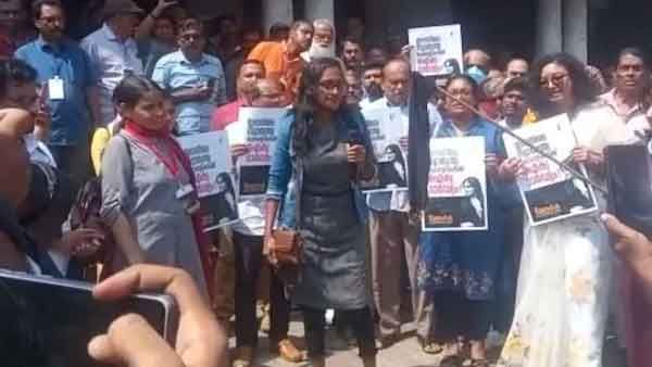കോഴിക്കോട് ഹിജാബ് കത്തിച്ച് മുസ്ലീം സ്ത്രീകള്‍; ഇറാനിലെ ഹിജാബ് വിരുദ്ധ പ്രതിഷേധത്തിന് ഐക്യദാര്‍ഢ്യം
