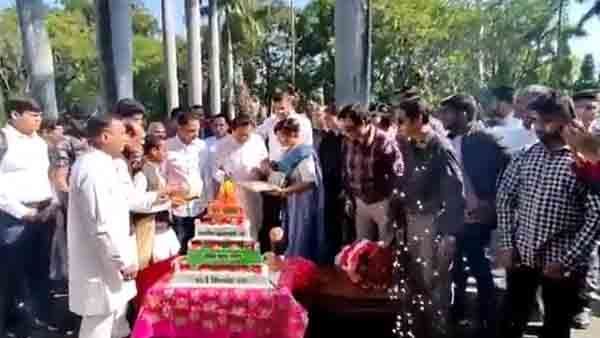 ക്ഷേത്രത്തിന്റെ ആകൃതി, ഹനുമാന്‍ രൂപം, കാവിക്കൊടി.. ജന്മദിന കേക്ക് മുറിച്ച് കമല്‍നാഥ്; മതനിന്ദയെന്ന് ബിജെപി