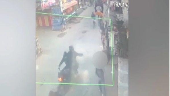 ഡല്‍ഹിയില്‍ പ്ലസ്ടു വിദ്യാര്‍ത്ഥിനിക്ക് നേരെ ആസിഡ് ആക്രമണം; ദൃശ്യങ്ങള്‍ പുറത്ത്