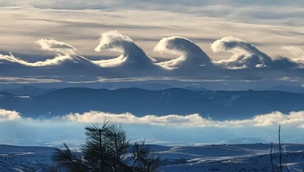 കെല്‍വിന്‍-ഹെല്‍ംഹോള്‍ട്ട്‌സ്: ആകാശത്തെ അത്ഭുതപ്പെടുത്തി, കടല്‍ പോലെ മേഘം; വൈറലായി ചിത്രം