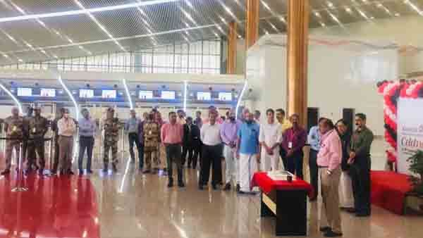 കണ്ണൂര്‍ വിമാനത്താവളത്തിന് നാലാം പിറന്നാള്‍; കേക്ക് മുറിച്ച് ആഘോഷം