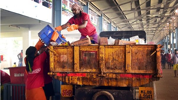 ശബരിമല: ദിവസവും എത്തുന്നത് ഒരു ലക്ഷം തീർത്ഥാടകർ: ശൂചീകരണത്തിന് 100 വിശുദ്ധിസേന
