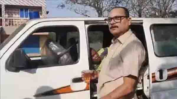 ആശുപത്രിയിലേക്ക് പോകും വഴി രോഗിക്കൊപ്പം മദ്യപിച്ച് ആംബുലന്‍സ് ഡ്രൈവര്‍, വീഡിയോ പുറത്ത്