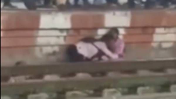 ശ്വാസമടക്കി മാത്രം കാണുക; റെയില്‍ പാളത്തിനും പ്ലാറ്റ്‌ഫോമിനും ഇടയില്‍ അമ്മയും മകനും, അത്ഭുതം