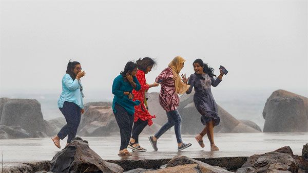 മന്‍ദൗസ് ചുഴലിക്കാറ്റ്: തമിഴ്‌നാട്ടില്‍ ഇന്നും മഴ തുടരും, സംസ്ഥാനത്ത് കനത്ത നാശനഷ്ടങ്ങള്‍