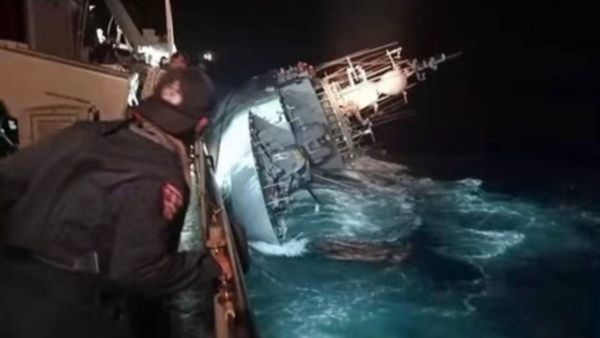 കൊടുങ്കാറ്റില്‍ യുദ്ധക്കപ്പല്‍ മുങ്ങി; തായ്‌ലാന്‍ഡില്‍ 31 നാവികരെ കാണാതായി