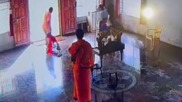  യുവതിയെ ക്ഷേത്രത്തിലെ ശ്രീകോവിലില്‍ നിന്ന് വലിച്ചിഴച്ച് മര്‍ദ്ദിച്ചു; പൂജാരിക്കെതിരെ കേസ്, വീഡിയോ