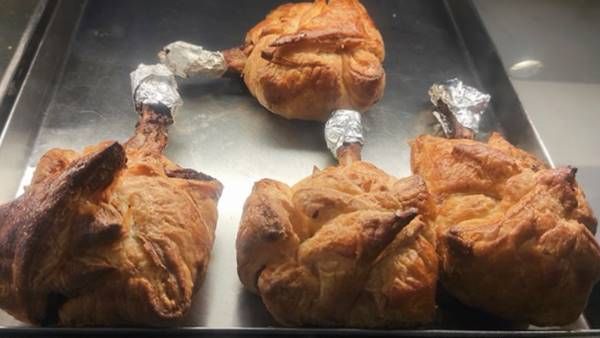 കഴിക്കുമ്പോള്‍ നാണംകെടുത്തില്ല; ഈ കോഴിക്കാല്‍ പഫ്‌സ് പൊളിയാണ്; വൈറലായി ചിത്രങ്ങള്‍