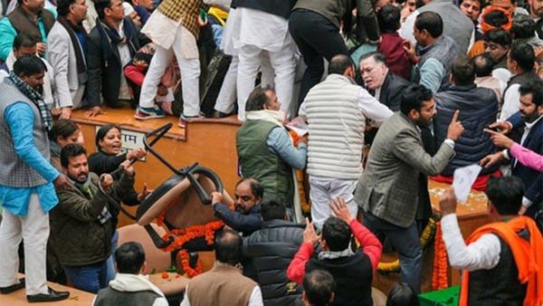 വീണ്ടും എഎപി-ബിജെപി കൂട്ടയടി; ദില്ലി മേയര്‍ തിരഞ്ഞെടുപ്പ് തടസ്സപ്പെട്ടു