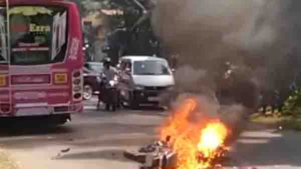ബസിന് പിന്നിലിടിച്ച ബൈക്ക് കത്തിച്ചാമ്പലായി; യുവാവ് അത്ഭുതകരമായി രക്ഷപ്പെട്ടു