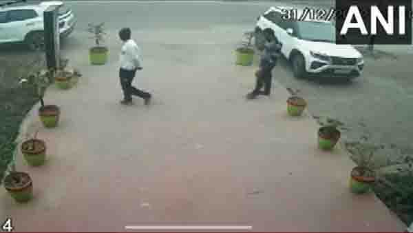 പട്ടാപ്പകല്‍ യുവതിയെ തട്ടിക്കൊണ്ട് പോകാന്‍ ശ്രമം; നടുക്കുന്ന സിസിടിവി ദൃശ്യം പുറത്ത്, വീഡിയോ കാണാം