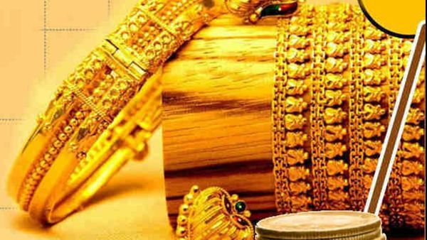 പിടിതരാതെ സ്വർണ വില; രാജ്യന്തര വിപണിയിൽ കുറഞ്ഞു, പക്ഷെ ഇന്ത്യയിൽ മുകളിലേക്ക് തന്നെ, ഇന്നും വർധനവ്