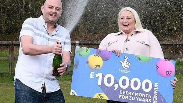 ലോട്ടറിയെടുക്കാന്‍ പണം നല്‍കി കാമുകി, ബംപറടിച്ചപ്പോള്‍ കാമുകനുമായി ബ്രേക്കപ്പ്, പണവുമായി മുങ്ങി