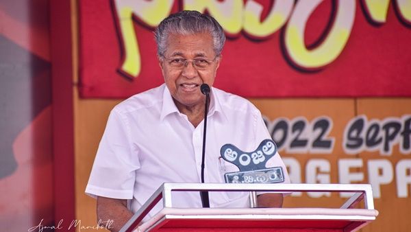 'ഹിന്ദു എന്നതിന്റെ വിപരീതം മുസ്ലീം എന്ന് പഠിപ്പിക്കുന്നു, ഗാന്ധി ഓർമ്മകൾ തുടച്ച് നീക്കാൻ ശ്രമം': മുഖ്യമന്ത്രി