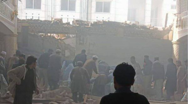 പാകിസ്താന്‍ പള്ളിയില്‍ സ്ഫോടനം: മരണസംഖ്യ 83 ആയി, ഉത്തരവാദിത്തത്തില്‍ മലക്കം മറിഞ്ഞ് താലിബാന്‍