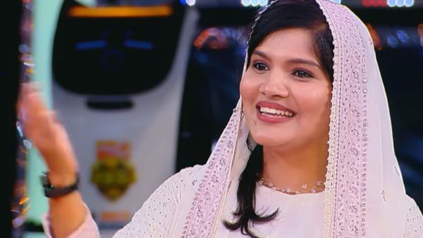 ഉപേക്ഷിച്ച് പോയ പിതാവിനെ തേടി 200 രൂപയുമായി തെരുവിലേക്ക് ഇറങ്ങിയ മകള്‍: പ്രചോദനമാവുന്ന അയിഷ