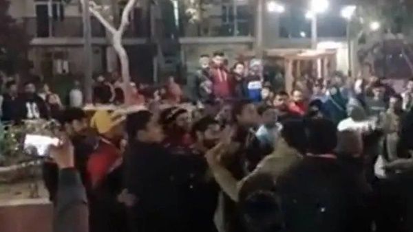 ഭാര്യമാര്‍ക്കൊപ്പം സെല്‍ഫി എടുക്കാന്‍ ശ്രമം;യുവാക്കളും ഭര്‍ത്തക്കന്മാരും തമ്മില്‍ അടി; വീഡിയോ വൈറല്‍