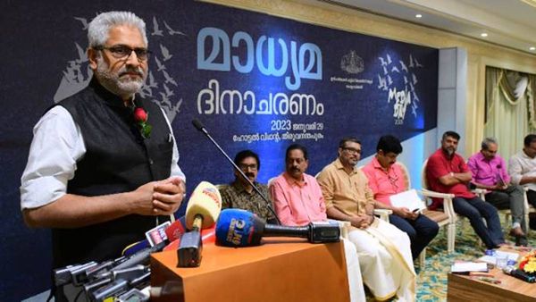 മാധ്യമ പ്രവർത്തനം എങ്ങനെവേണമെന്ന് അധികാരകേന്ദ്രങ്ങൾ തീരുമാനിക്കുന്നത് അപകടകരം: സിദ്ധാർഥ് വരദരാജൻ
