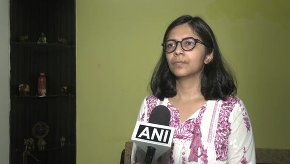 പുലർച്ചെ പരിശോധനയ്ക്കിറങ്ങിയ വനിതാ കമ്മീഷൻ അധ്യക്ഷയ്‌ക്ക് നേരെ അതിക്രമം; കൈ കാറിൽ കുരുക്കി വലിച്ചു