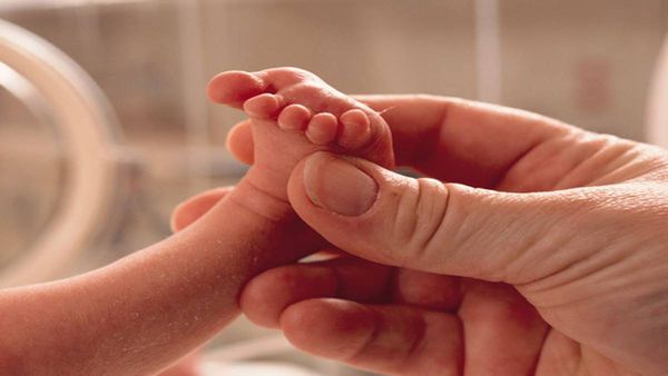 പ്രസവം കഴിഞ്ഞ് മണിക്കൂറുകള്‍ക്കുള്ളില്‍ പരീക്ഷ ഹാളിലേക്ക്; യുവതിക്ക് കയ്യടിച്ച് സോഷ്യല്‍ മീഡിയ