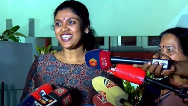 സുരേന്ദ്രന് മറുപടി പറയാന്‍ സംസ്‌ക്കാരം അനുവദിക്കുന്നില്ലെന്ന് ചിന്ത, അടിക്കാനിങ്ങ് വരട്ടെയെന്ന് ശ്രീമതി