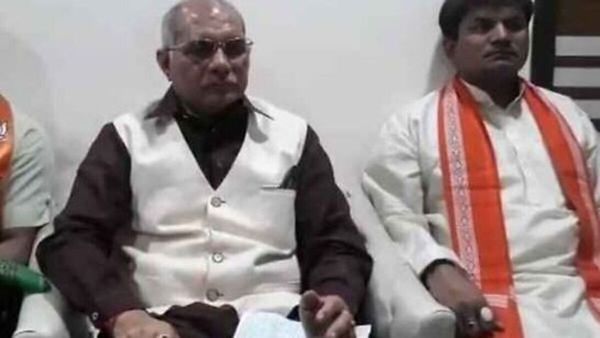 പശുവിനെ കെട്ടിപ്പിടിക്കണം, ബിപി കുറയാന്‍ സഹായിക്കും; വിചിത്ര വാദവുമായി യുപി മന്ത്രി