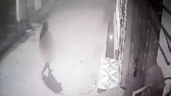  രാത്രി തെരുവുകളില്‍ നഗ്നയായെത്തി യുവതി, വീടിന്റെ കോളിംഗ് ബെല്‍ അടിക്കും, ഞെട്ടലില്‍ നാട്ടുകാര്‍